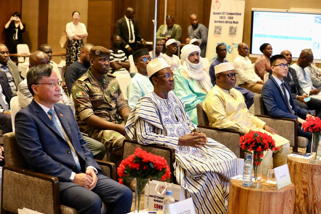 HUAWEI Mali célèbre l’excellence en primant les 10 meilleurs lauréats à la HUAWEI ICT compétition 2022 et lance la nouvelle édition du concours.